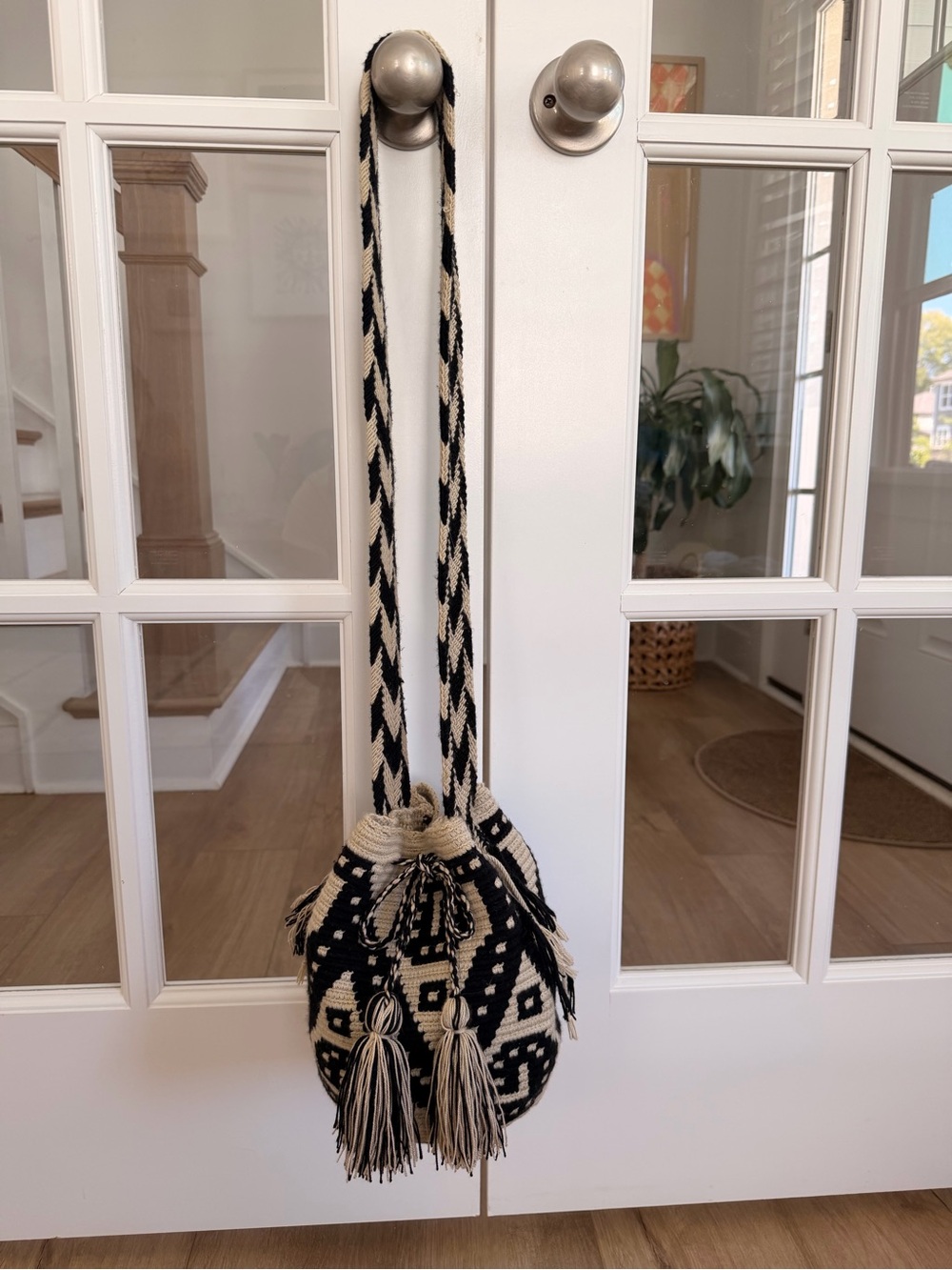 Handmade Colombian Wayuu Mochila Bag – Black & Cream Woven Crossbody